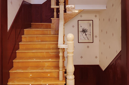 西塞山中式别墅室内汉白玉石楼梯的定制安装装饰效果